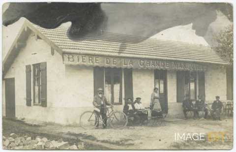 Groupe de personnes devant un café